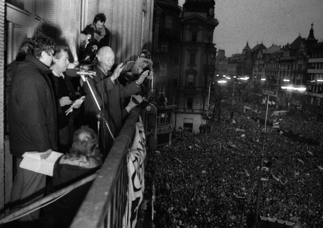 В листопаді 1989 року Александер Дубчек став одним з лідерів Оксамитової революції