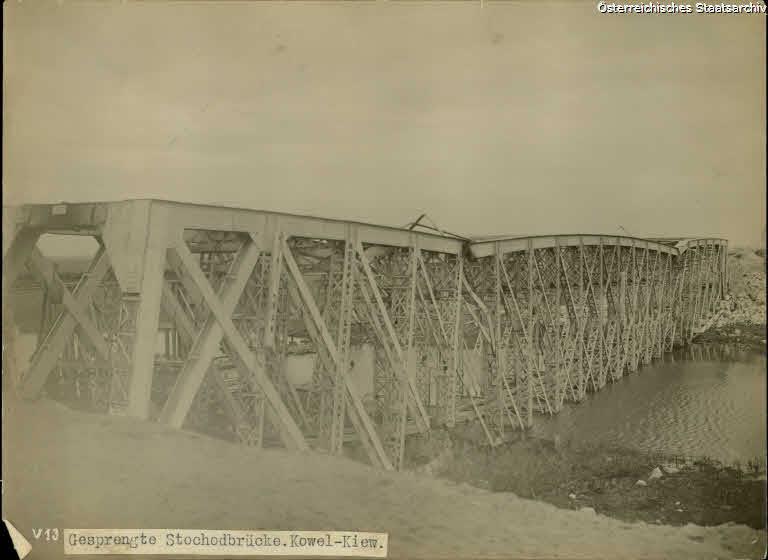 Зруйнований міст через Стохід на лінії Ковель-Рівне