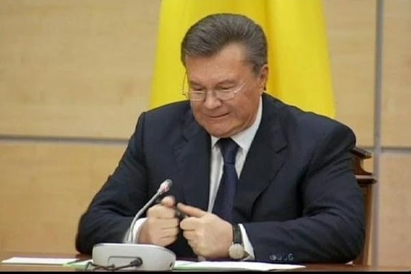 Янукович ламає ручку під час пресконференції в Ростові