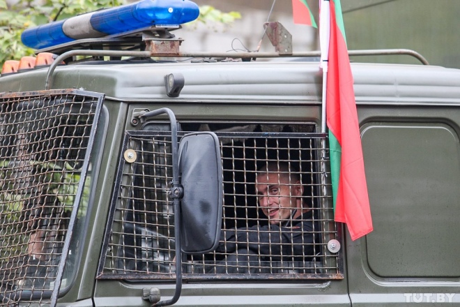 Посмішка на обличчі білоруського міліціянта під час акцій протесту проти режиму Лукашенка