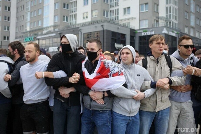 Микола Волков під час акцій протесту проти Лукашенка - другий справа