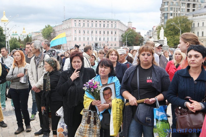 Рідні загиблих у день третіх роковин Іловайської трагедії на Михайлівській площі в Києві