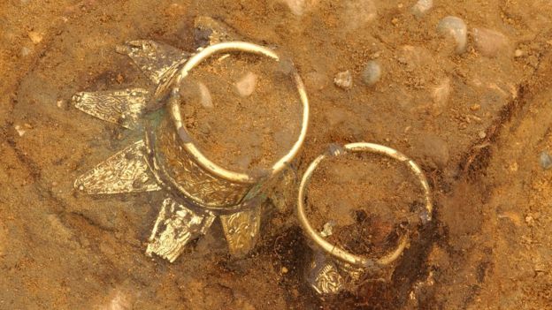 Серед знайдених скарбів були прикрашені золотом посудини для напоїв