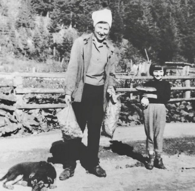 Авторка з мамою у Карпатах, коли тато-геолог шукав уран
