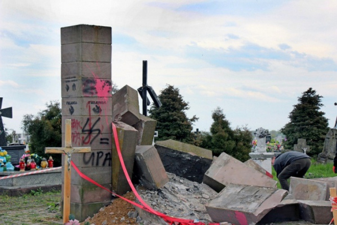 Знищена у 2017 році могила вояків УПА у с. Грушовичі