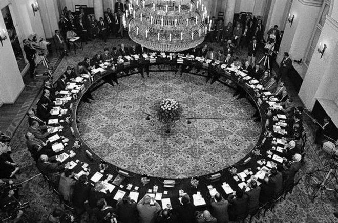 Представники влади та опозиції при «Круглому столі» у 1989 році