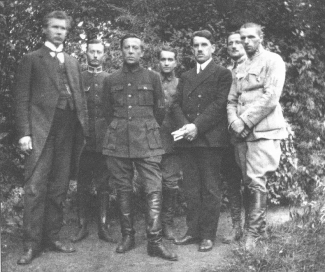 Члени Директорії УНР зі своїми співробітниками