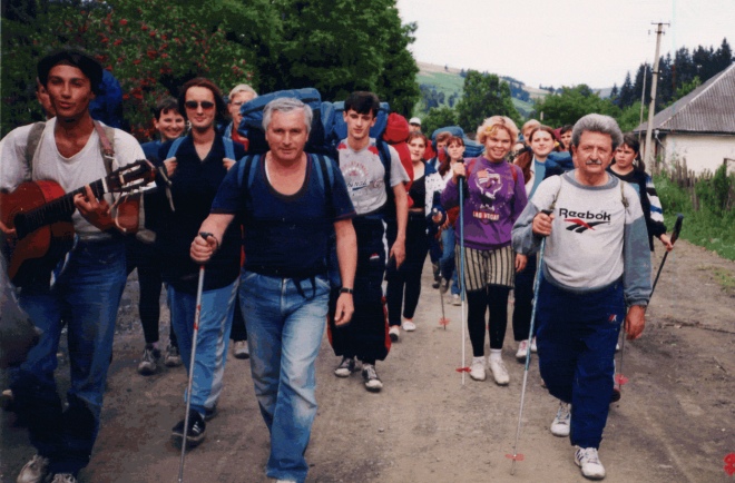 З побратимом Василем Овсієнком і патріотичною молоддю на Закарпатті, 1998 р.