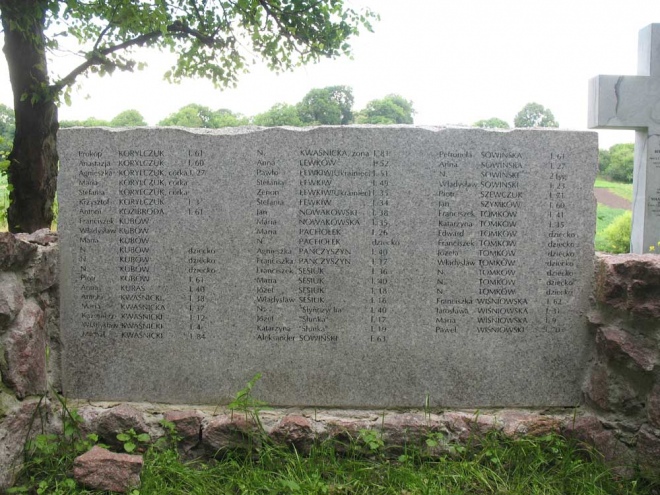 Пам'ятник зі списком загиблих поляків у селі Мала Березниця