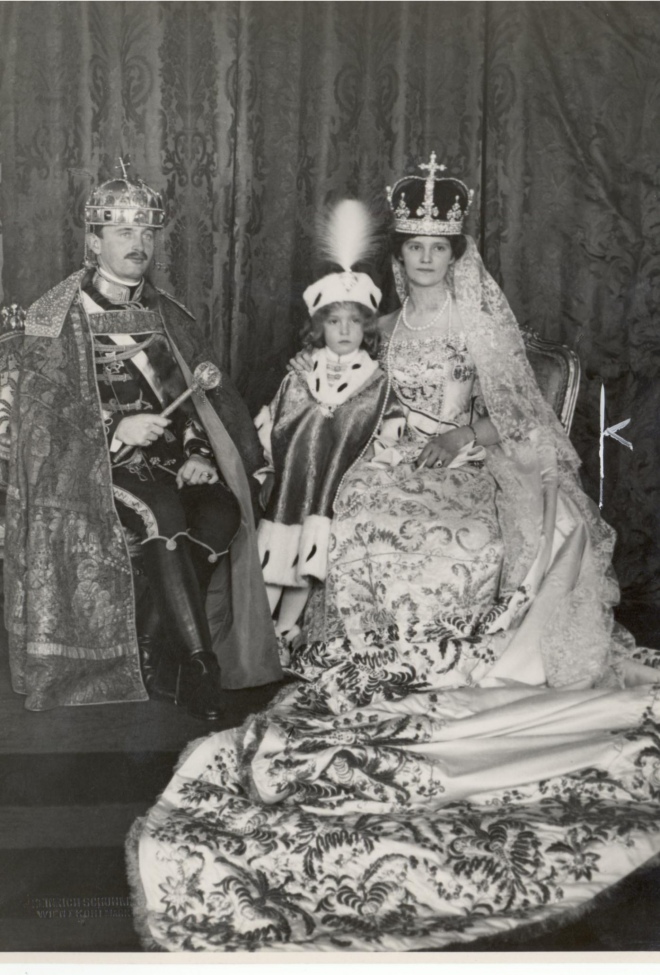 Карл І з дружиною Зітою та сином Отто в день коронації імператором Австро-Угорщини, 1918 рік