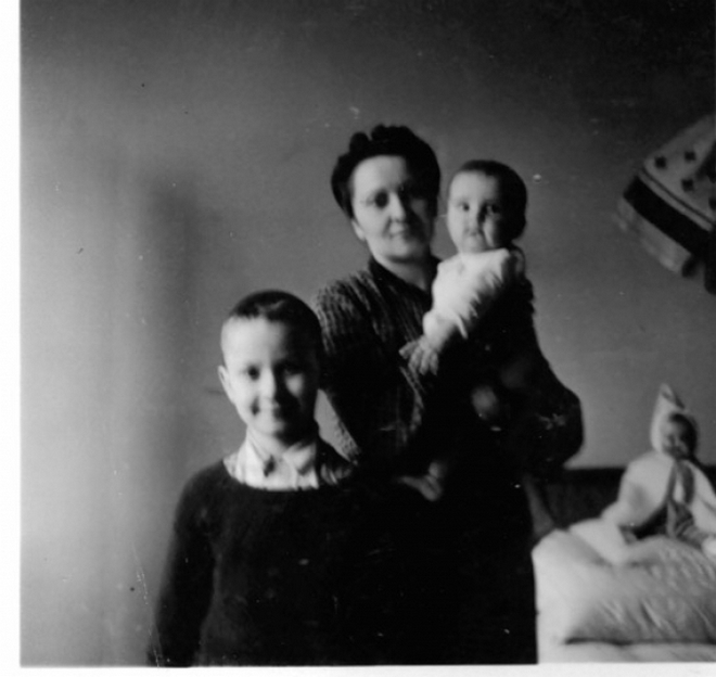 Юрко з матір'ю Наталею та сестрою Марусею, яка народилася в Кракові
