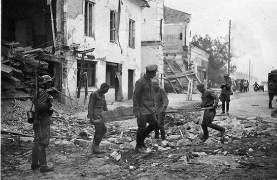 Військовополонені червоноармійці розчищають вулиці зруйнованого Луцька