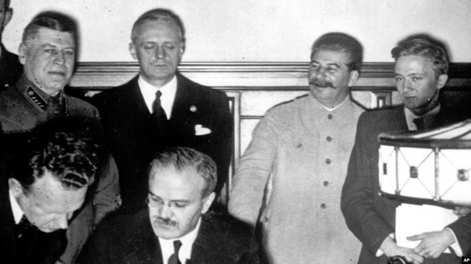 Фото 1939 року, радянський диктатор Сталін під час підписання пакту Молотова Ріббентропа