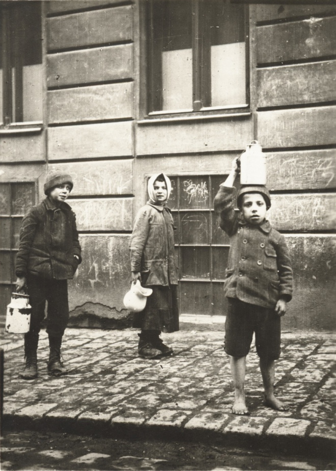 Львів 1918 року. Після погрому діти отримали їжу і розкладаються з нею просто на вулиці.
