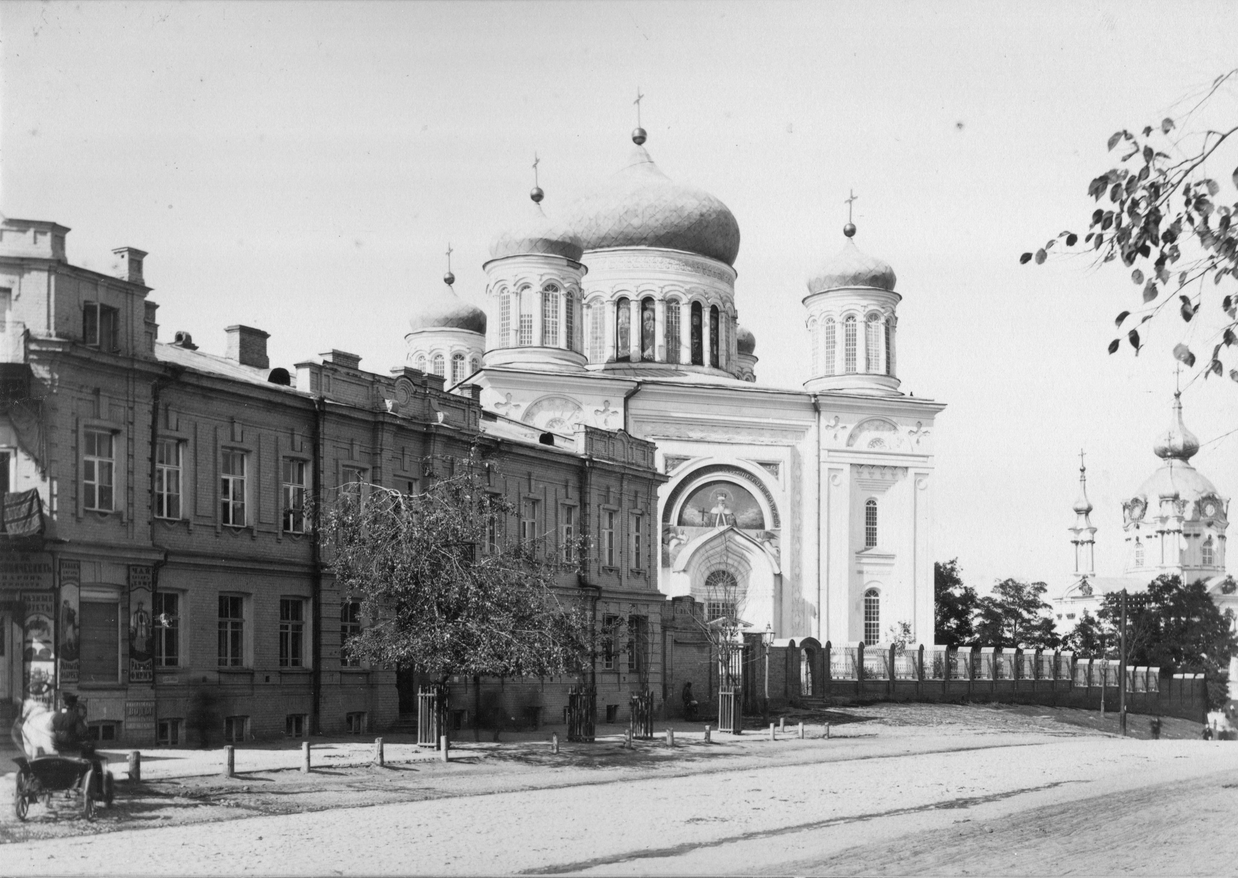 Десятинна церква.
Розташовувалася на території садиби по вул. Володимирській, 2.
Фото 1891 року. З колекції видавництва "ВАРТО".

У 1929 році була закрита для богослужінь і перетворена на архівне сховище. Розібрана після 1926 року.
