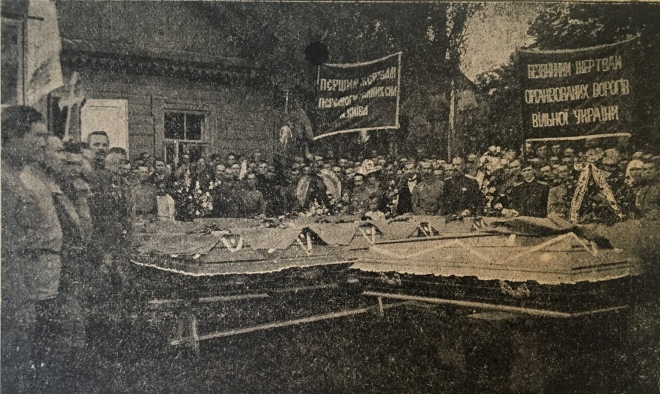 Похорони богданівців, убитих російськими кірасірами 26 липня 1917 року в Києві. Листівка 