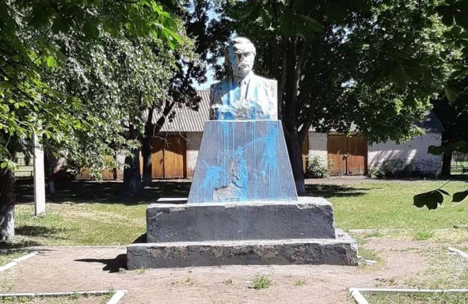 Памятник Георгію Димитрову у селі Лобачі Решетилівського району