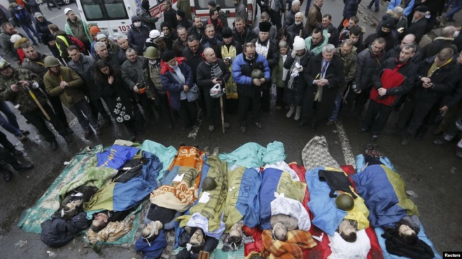 Тіла загиблих учасників Революції гідності на майдані Незалежності в Києві, 20 лютого 
