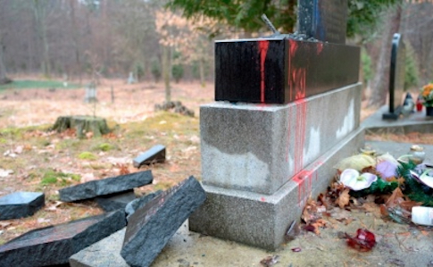 Звандалізований пам'ятник на могилі УПА у Польщі