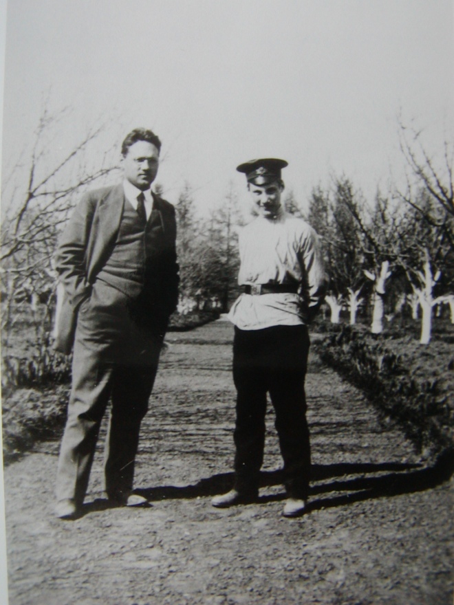 Володимир Симиренко з братом у саду