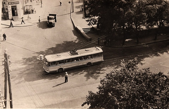 Тролейбус на Львівській площі. Приблизно 1961 рік