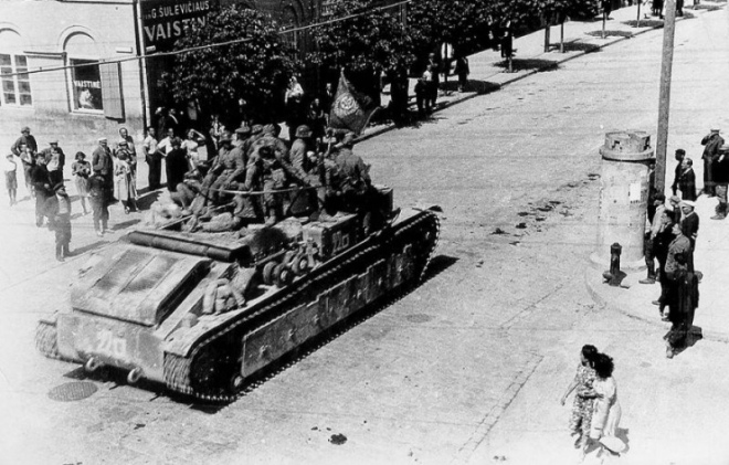 Радянський танк Т-28 на вул. Kauno в місті Укмерге (Ukmerge). Литва, червень 1940 року