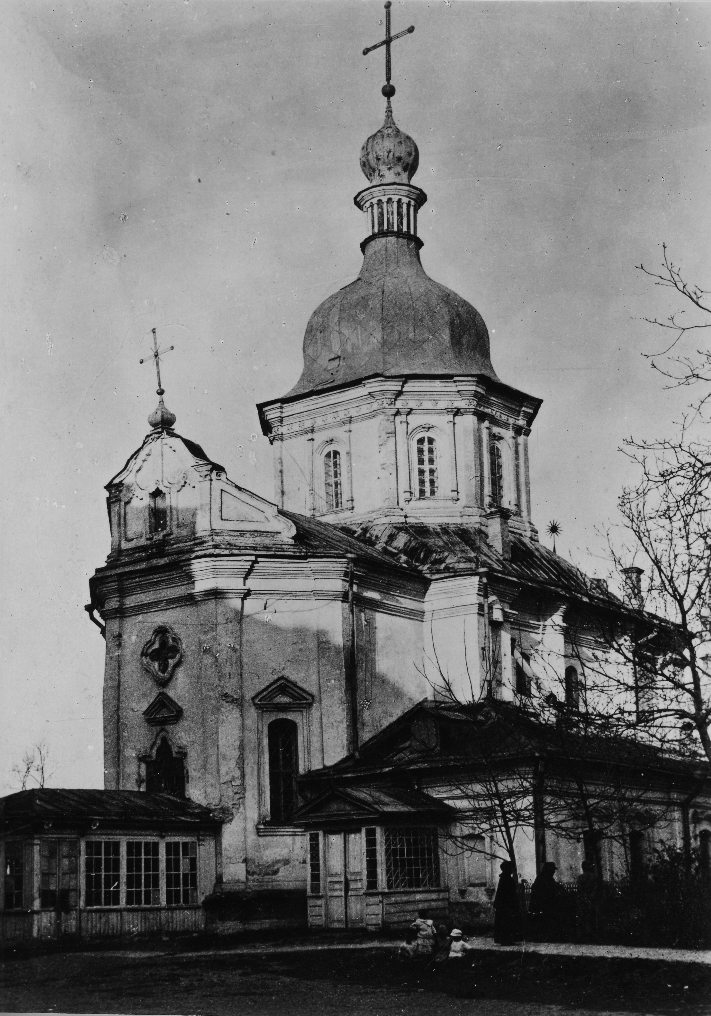 Василівська (Трьохсвятительська) церква.
Розташовувалася приблизно на місці сучасної споруди МЗС України (Михайлівська площа, 1).
Фото 1934 року. З фондів Державної наукової архітектурно-будівельної бібліотеки ім. В. Г. Заболотного.

Церква розібрана у 1935 році під час будівництва нового урядового центру.
