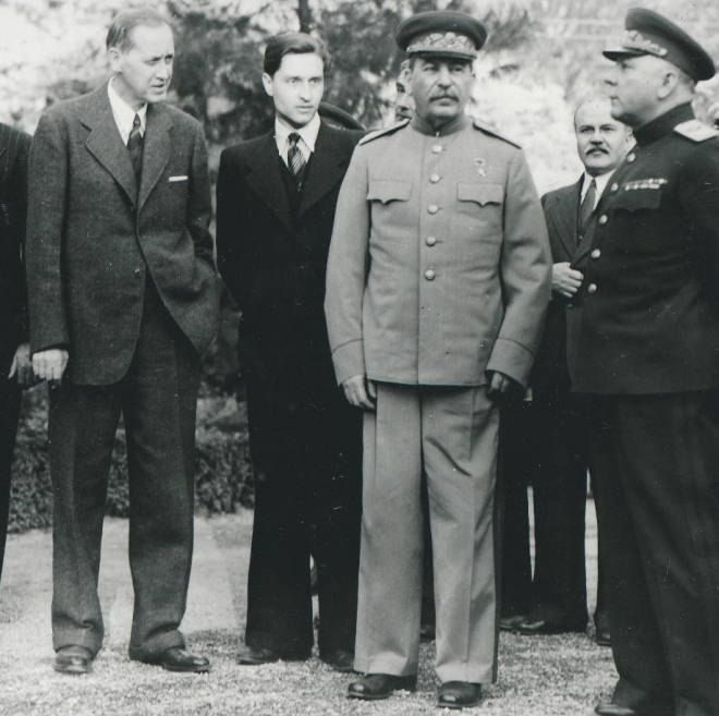 Гаррі Гопкінс (крайній зліва) та Йосип Сталін, В'ячеслав Молотов (позаду) у Ялті