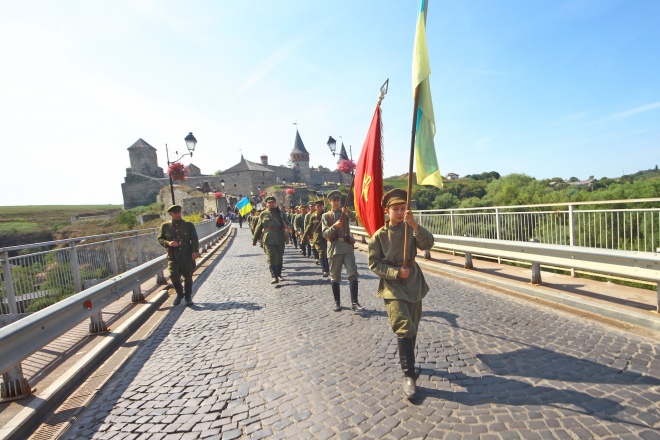 Урочиста хода учасників фестивалю від Старої фортеці