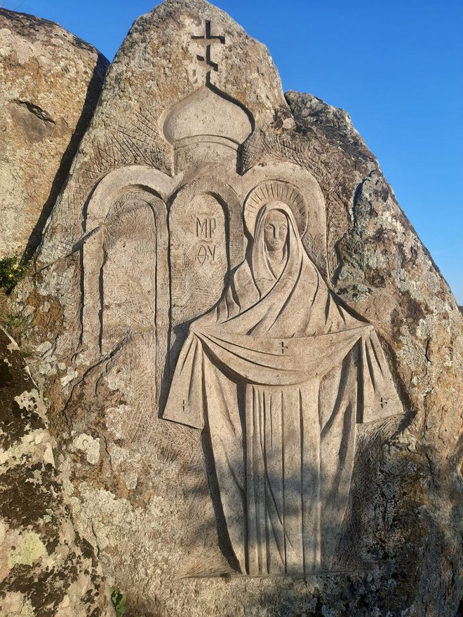 Покрова Святої Богородиці. Скульптура, вибита на камені в Гарді.png