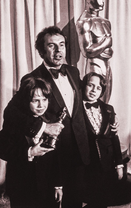 Форман зі старшими синами близнюками – Петром та Матєйом на врученні Оскарів у 1975 році