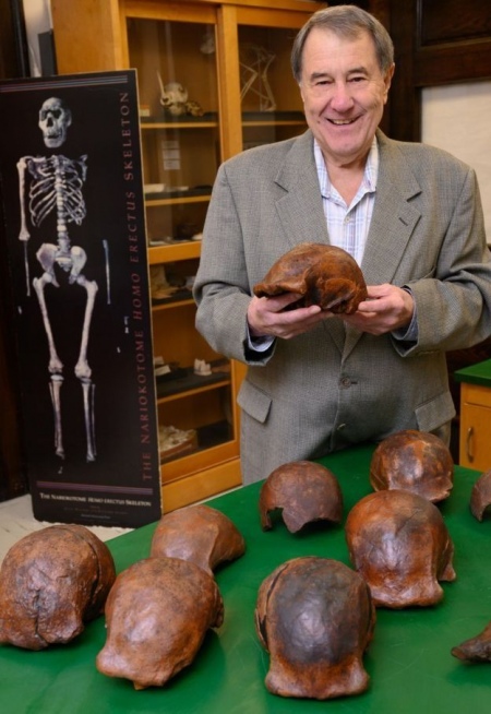 Професор Рассел Чохон із кришками черепа Homo erectus, знайденими у Нгандоні