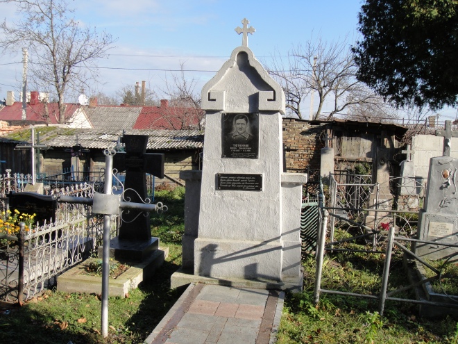 Могила Василя Тютюнника на Дубенському кладовищі у Рівному