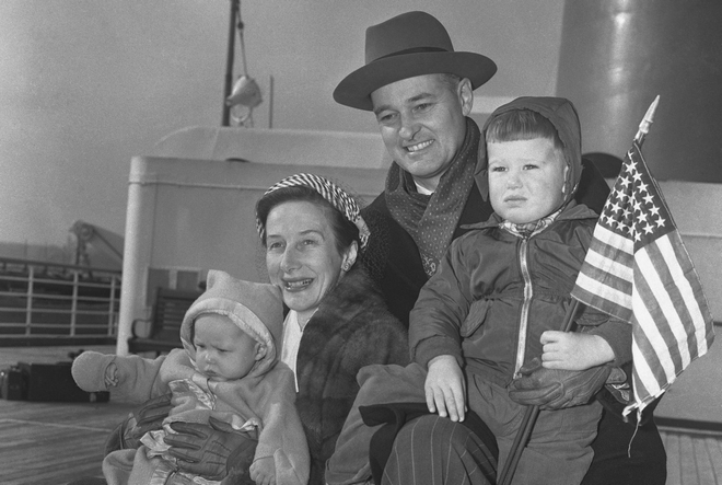Джордж Кеннан разом із дружиною та дітьми Венді та Крістофером