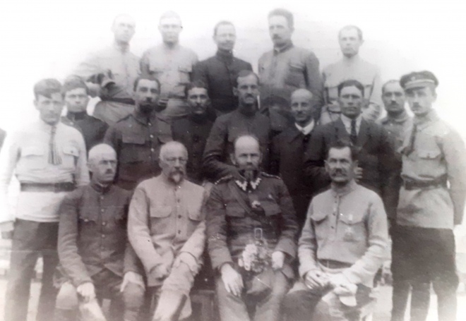 Павло Крицький (сидить в центрі з польським офіцером), козаки й старшини Армії УНР