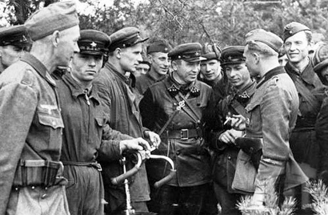 Зустріч німецьких і радянських солдат на початку Другої світової війни