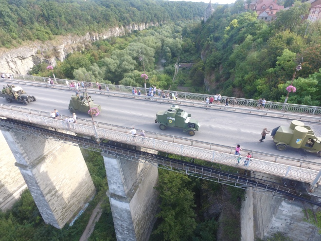 Бронетехніка фестивалю підчас урочистої ходи містом