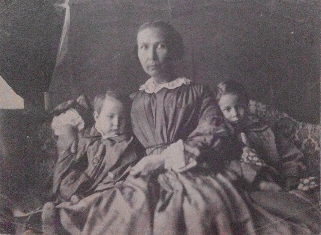 Агата Ускова з доньками Надійка зліва Ната справа