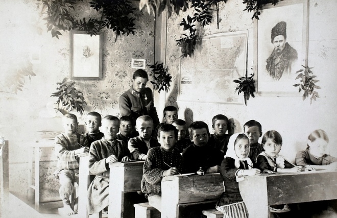 Школа. На стіні – карта, портрети Шевченка і Франца Йосифа. С. Нудиже, 1917